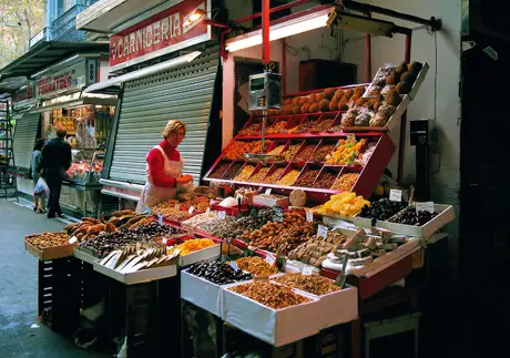 Mulher Com Banca de Frutas na Rua 