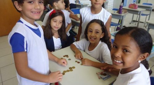 Crianças Estudando Educação Financeira