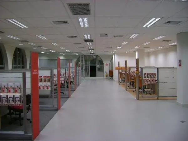 Interior de Agência do Banco Santander